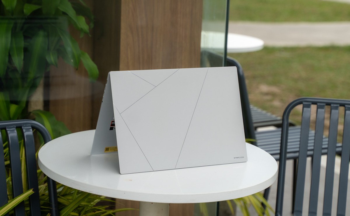 tren-tay-asus-zenbook-s16-2025-laptop-16-inch-nhe-chi-1-5-kg-oled-3k-ep-vuot-mong-oi